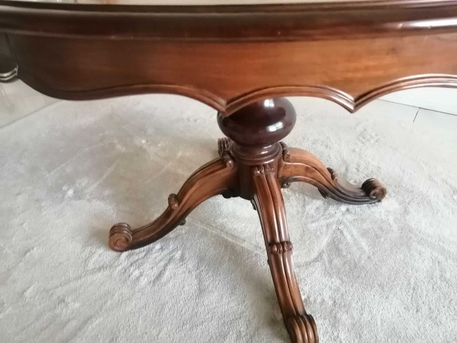 Mesa em Cerejeira extensível para 8/10 pessoas com pé de galo