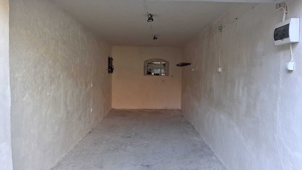 Wynajmę Garaż 19,7 m² | Pełne Oświetlenie + 4 Gniazdka | Czysty i Bezpieczny