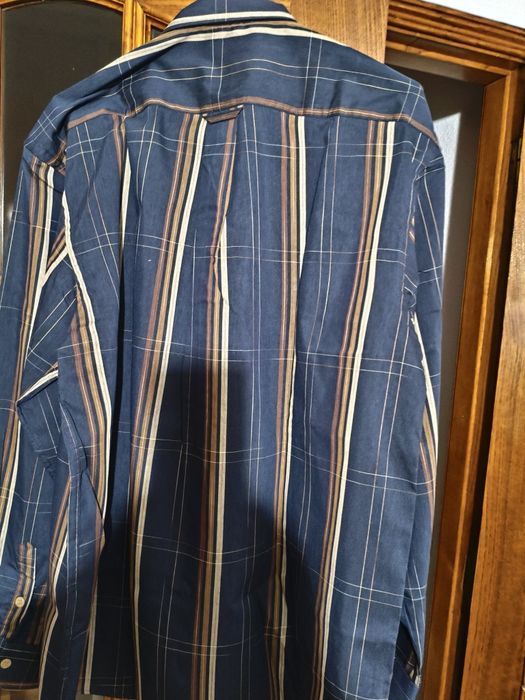 Camisa de homem de tons azul e castanho da marca Tom mago