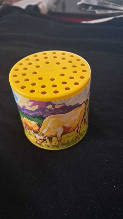 Caixa de Mugido Vintage com Ilustração de Vacas