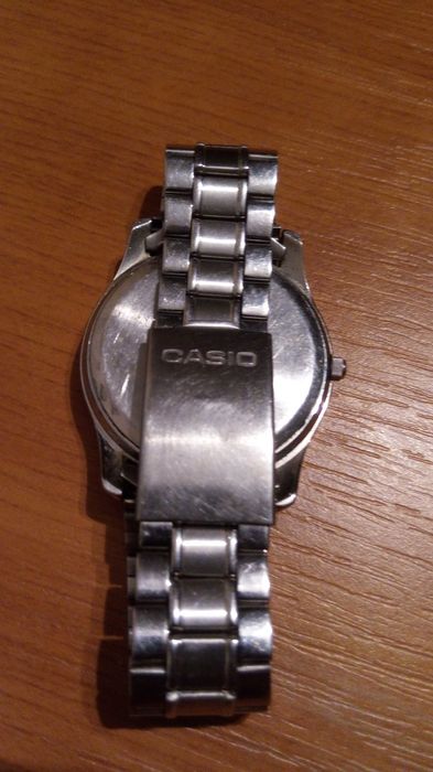 Zegarek Casio Quartz z datownikiem i metalową bransoletą