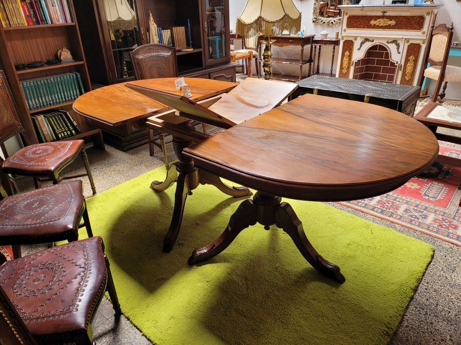 Mesa de sala em madeira com dois pés de galo - extensível