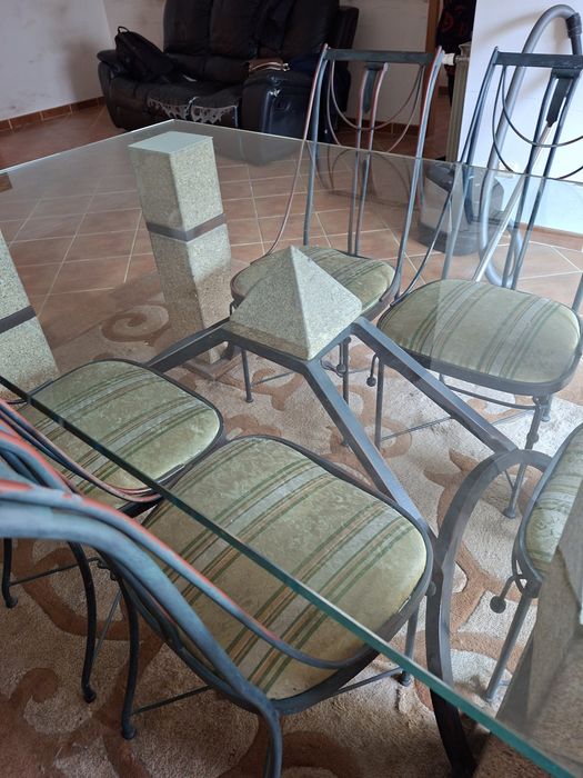 Sala de jantar com pedras em granito