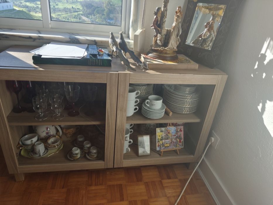Móvel ikea  comportas de vidro