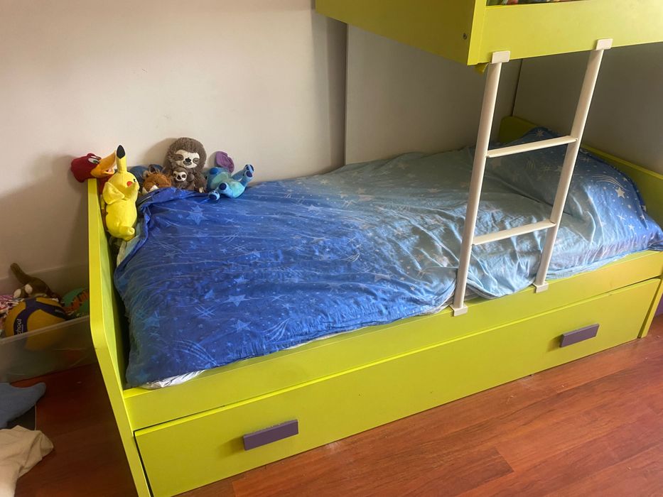 Cama beliche com roupeiro