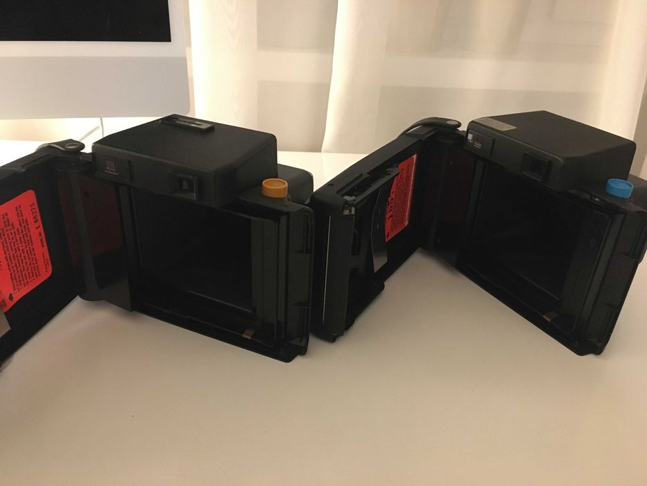 Dwa polaroidy marki Keystone "Rapid Shot" i "60 Second Everflash"