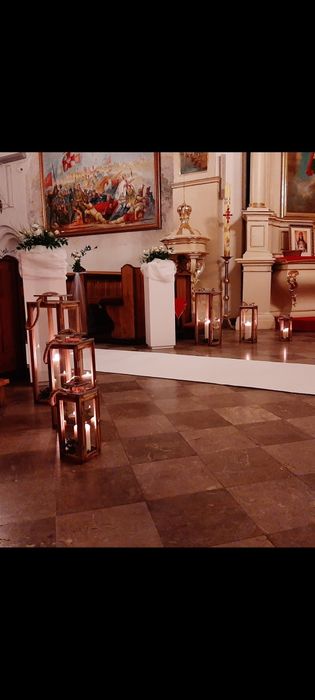 Dekoracja kościoła biały dywan krzesla klęcznik lampiony na ślub do kościoła