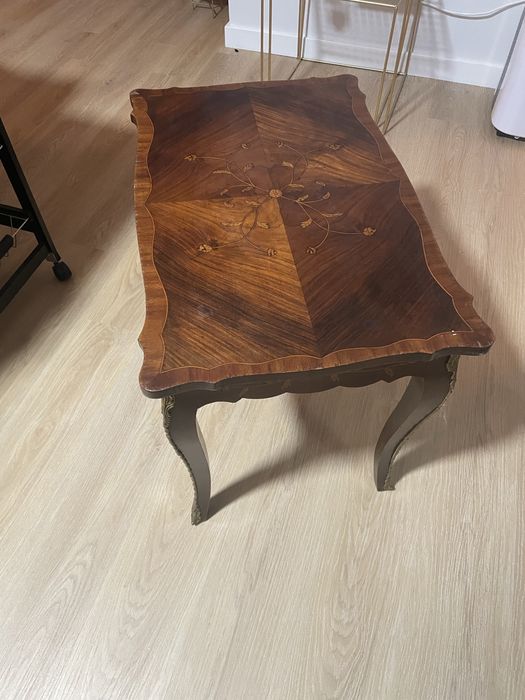 Mesa retangular de apoio estilo Luís XV.