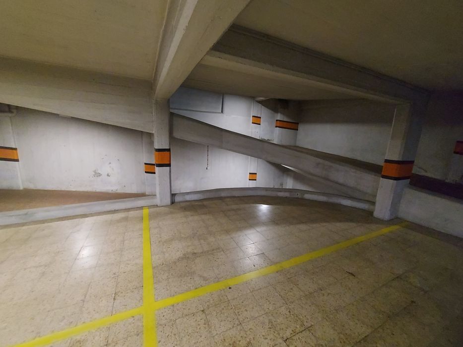Lugar de Estacionamento duplo na Estrela