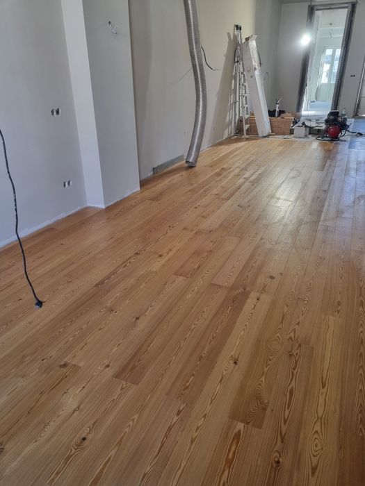 Instalação de portas interiores e colocação de piso