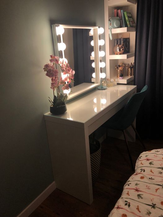 Piękna i nowoczesna  Toaletka