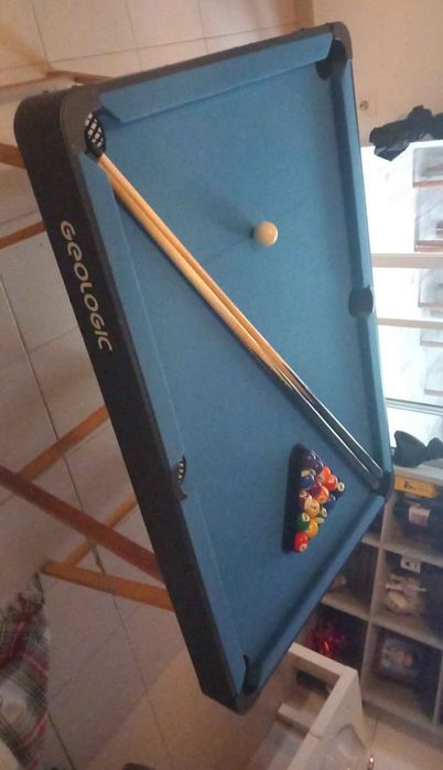 Mesa snooker com bolas, tacos e triangulo