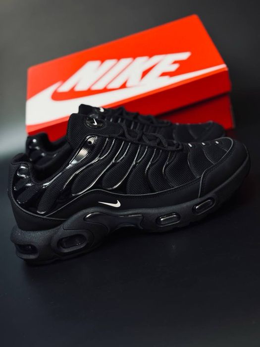 Кроссовки Nike Air Max Plus TN черные / купить кросовки найк на весну