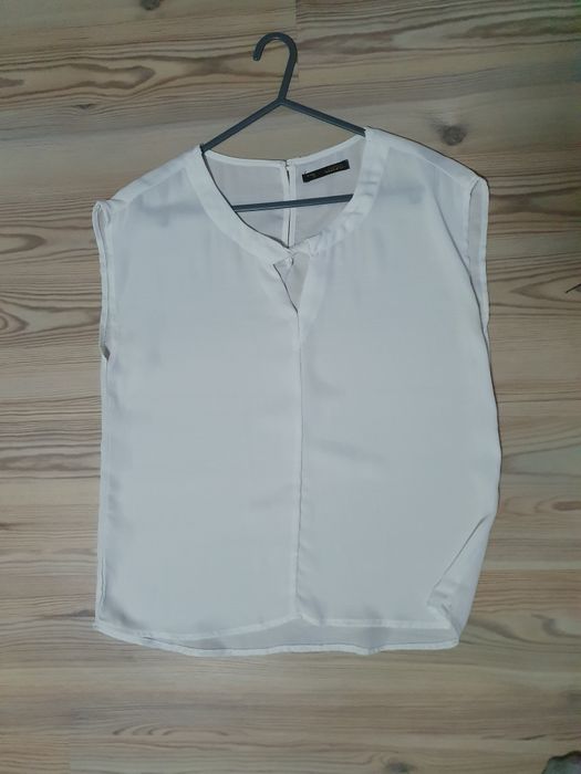Elegancka biała bluzka bez rękawów