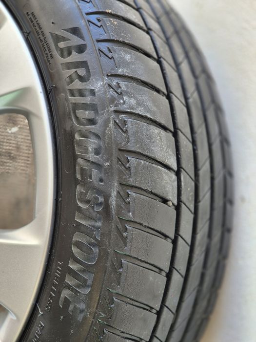 Jantes mercedes originais e pneus como novos. Têm poucos kms de uso. Comprei jantes 18.