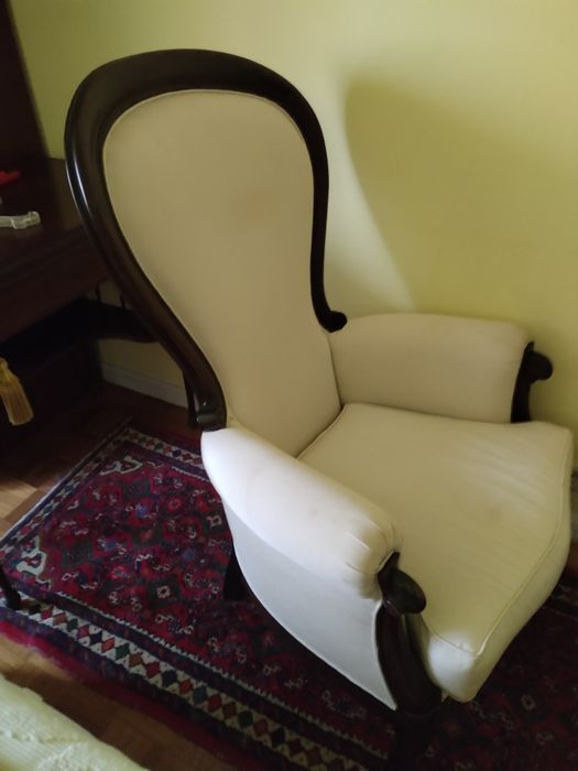 Poltrona de quarto em ótimo estado estilo clássico e muito bonito