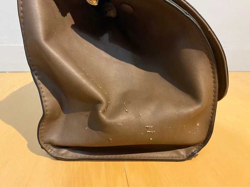 Mala, bolsa padrão e textura crocodilo castanha com detalhes dourados