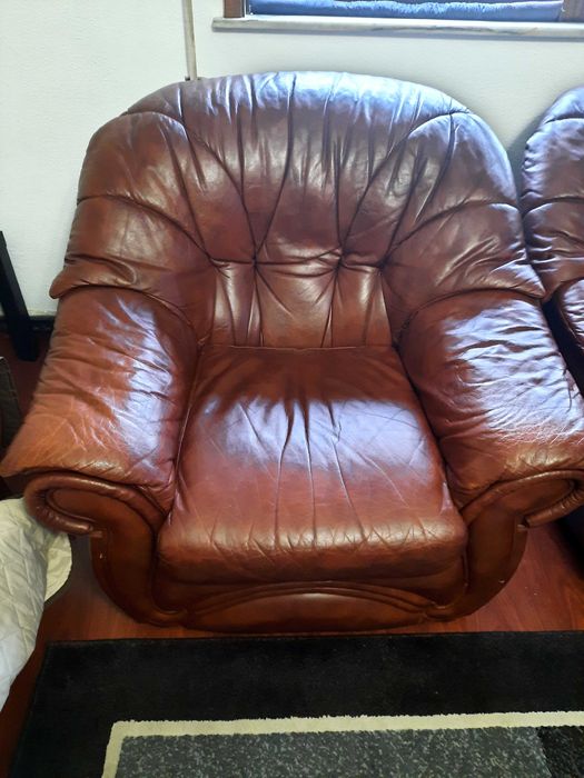 Conjunto sofás em pele