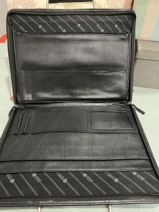 Pasta/mala preta, em pele