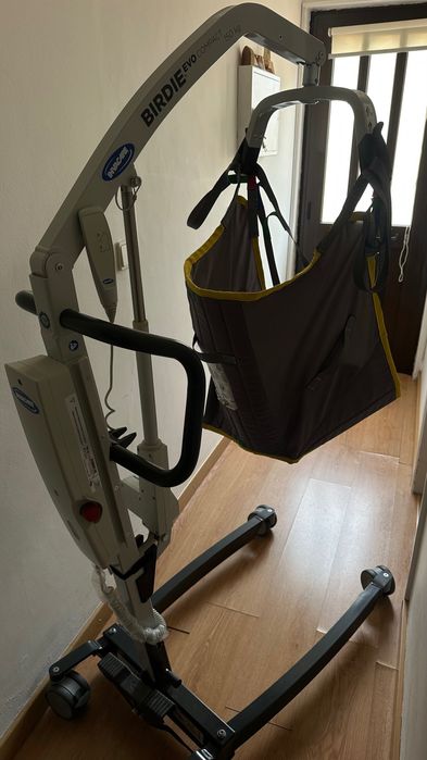 Grua de Transferência Elétrica Invacare Birdie EVO Compact (150kg) + Arnês - Como Nova