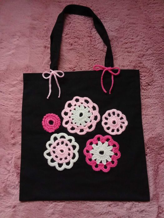 Tote bag em tecido com flores em crochê