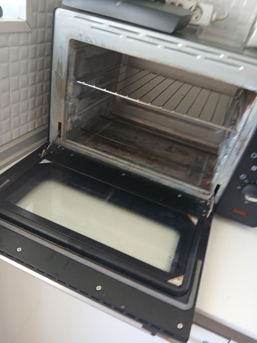 Forno em boas condições.