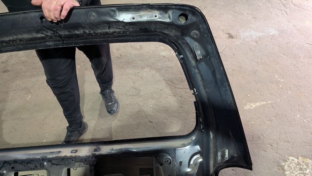 Кришка багажника Kia Carnival