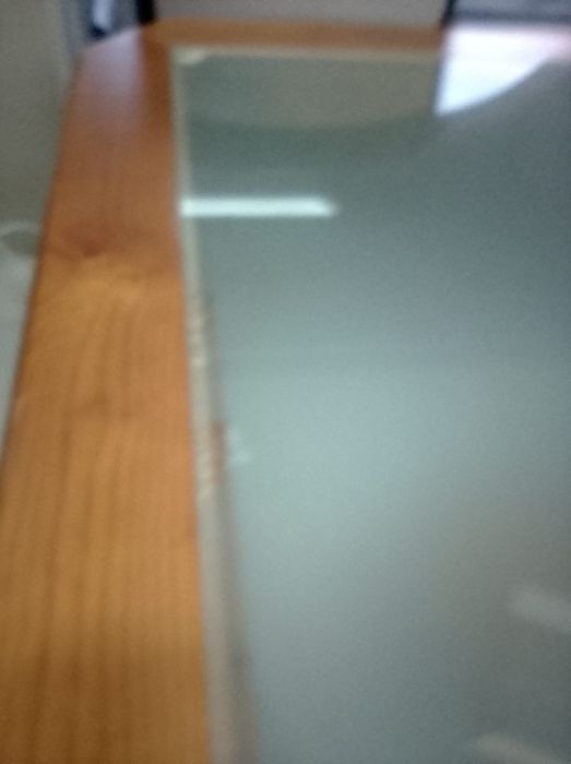 Mesa de madeira com vidro