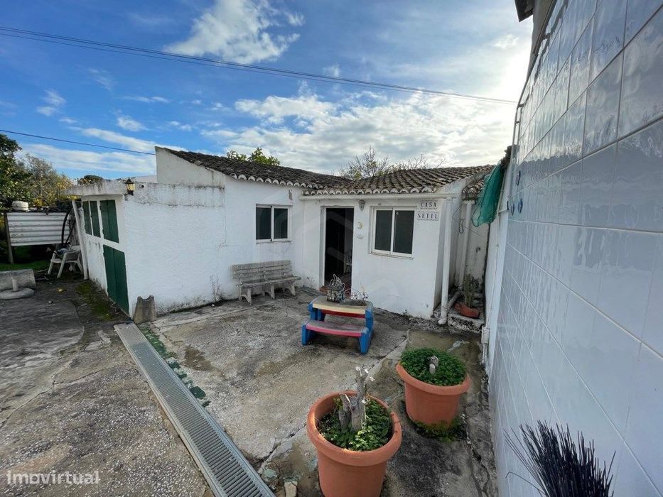 Propriedade de utilização mista, destinada a habitação e comércio, ...