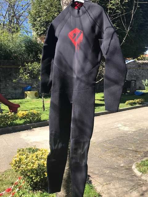 Fato de Surf Novo