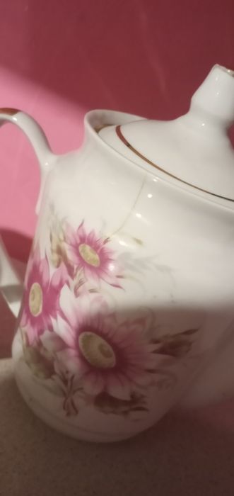 Фарфоровий чайник з квітковим принтом