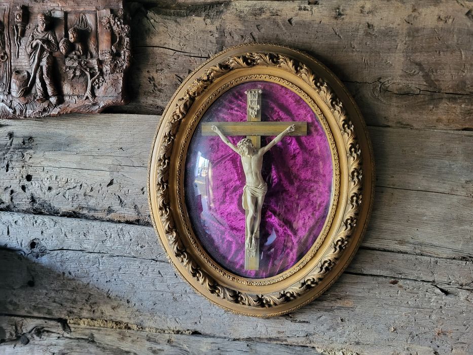 Zabytkowy krzyż za wypukłym szkłem owalna rama