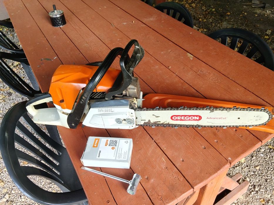 STIHL 362C z papierami