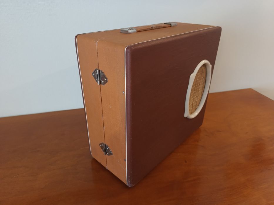 Stary sprawny gramofon Karolinka