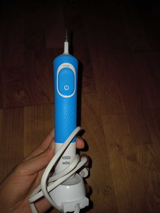 Електрична зубна щітка  oral-b