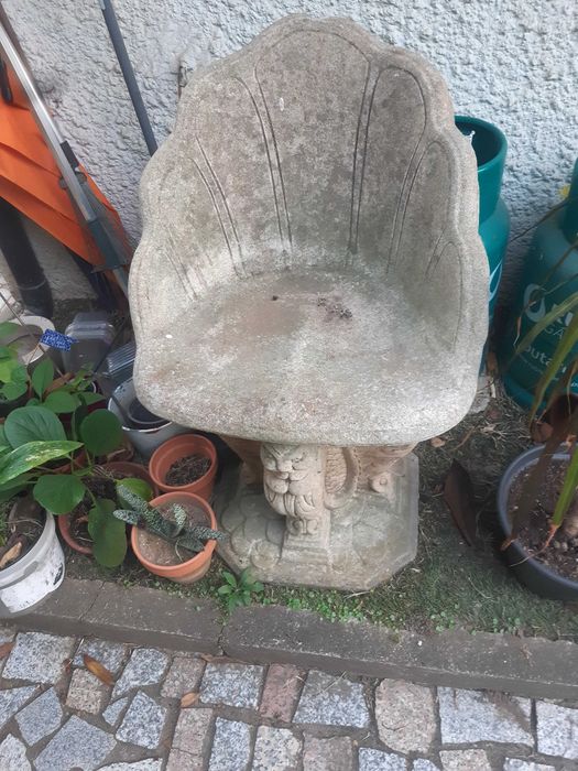 Mesa, vaso e cadeiras de jardim em pedra