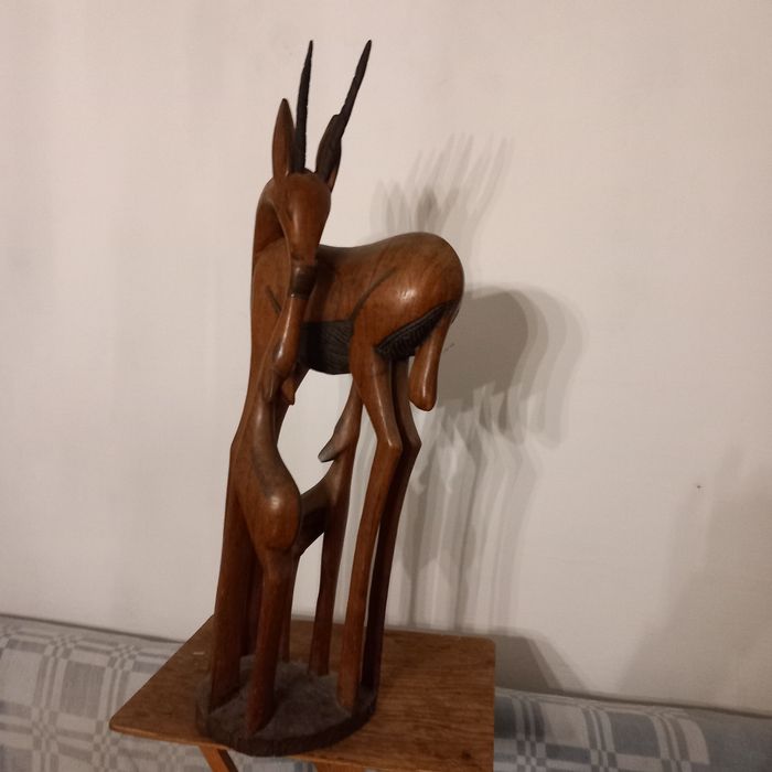 Escultura em madeira veado com filhotes