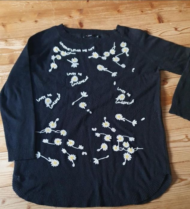 Sweter z aplikacją kwiatową 3D.