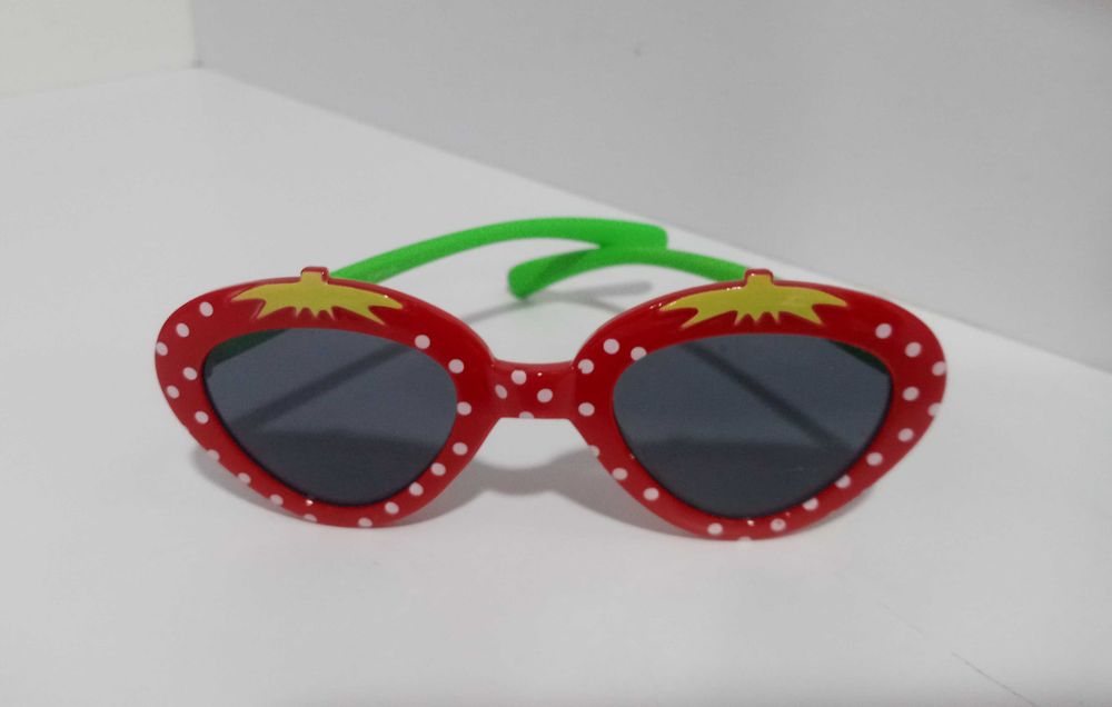 Primark okulary przeciwsłoneczne z motywem truskawki