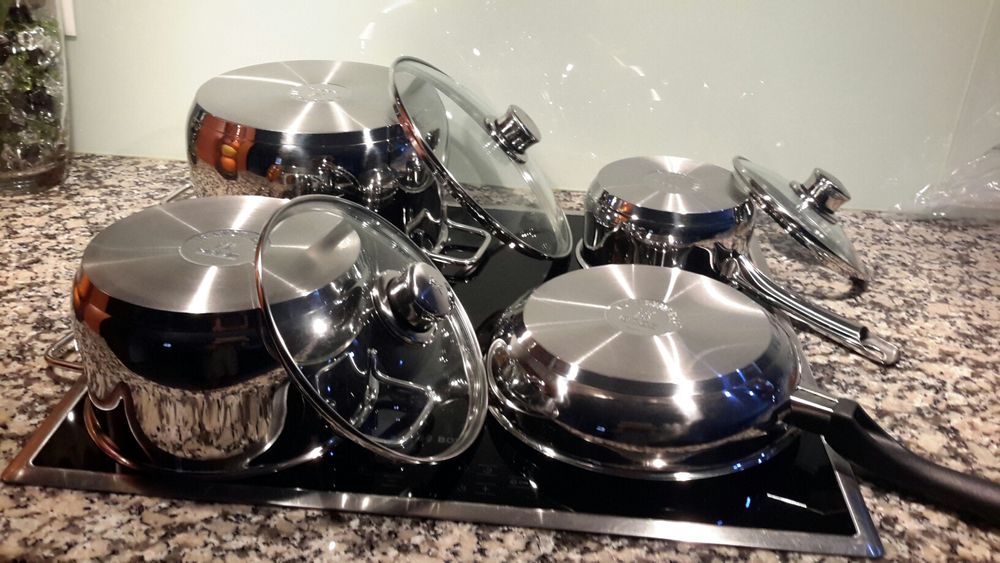 Conjunto de panelas novas para indução