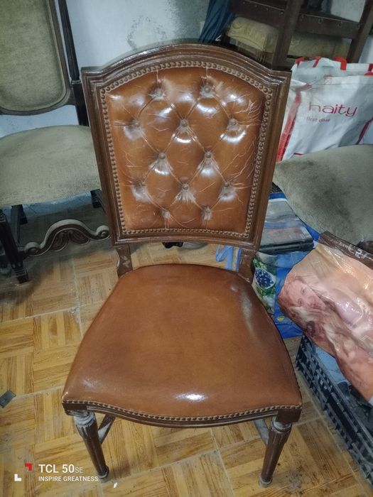 Várias cadeiras antigas algumas a precisar de restauro.10€ cada uma.