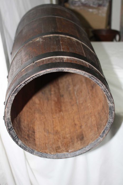 Barril em Carvalho Português, inicio sec XIX, Chapeleiro\bengaleiro