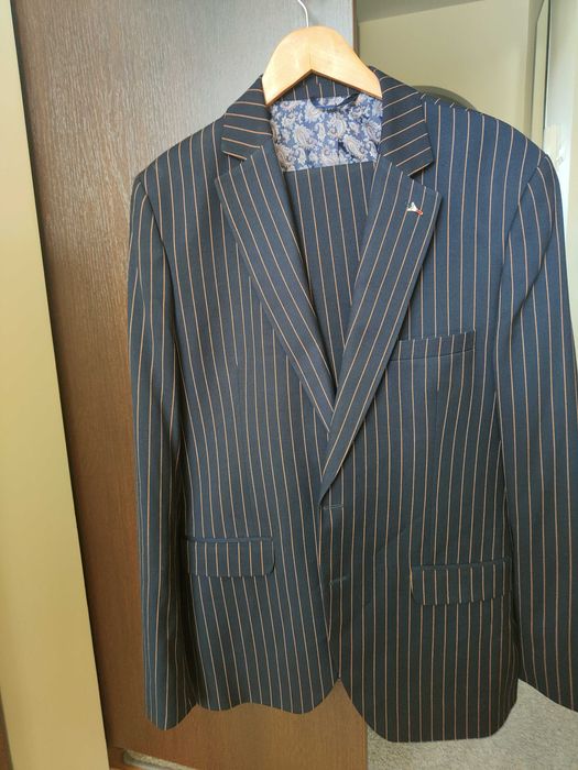 Garnitur męski w bardzo dobrym stanie granatowy w beżowe paski