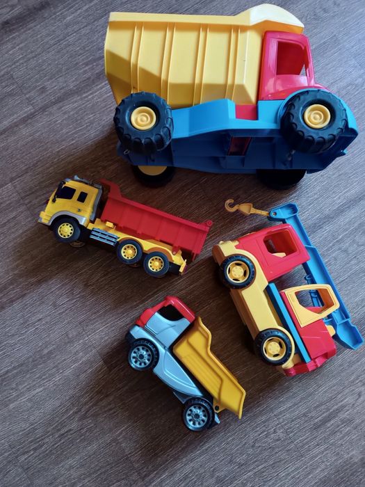 набор детских игрушечных машинок,  польского бренда Wader, известного своими прочными пластиковыми игрушками для малышей. 
Включает крупный самосвал (