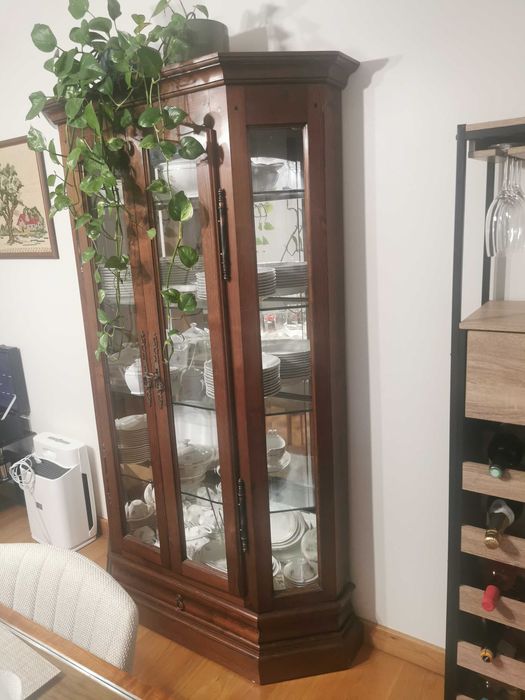 Vendo cristaleira em madeira com prateleiras e espelhos