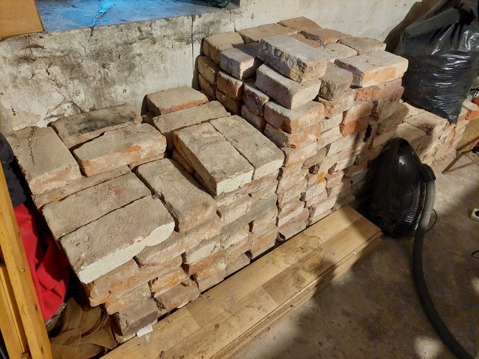 Stara cegła rozbiórkowa