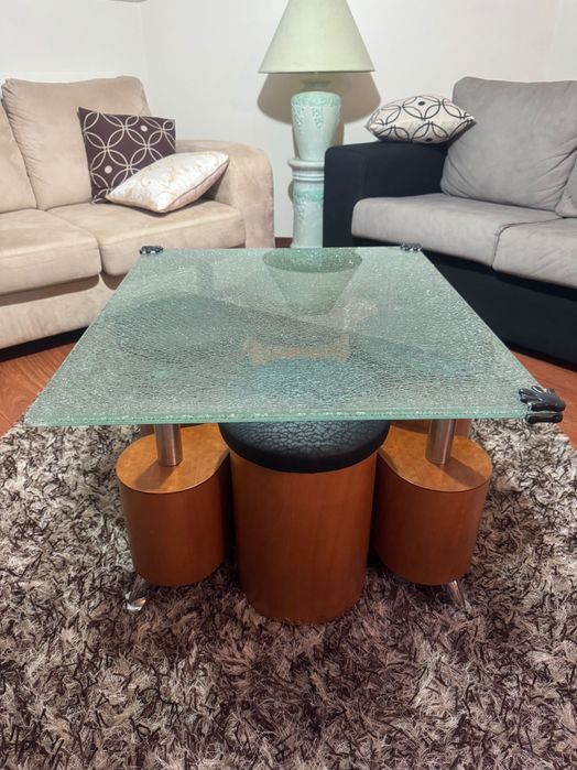 Mesa de Centro em Vidro com Puffs Integrados