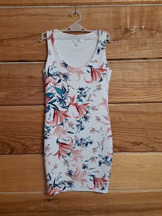 Elegancka ołówkowa sukienka w kwiaty xs s