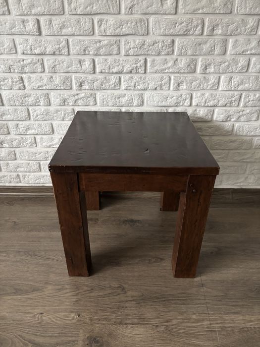 Drewniany solidny stolik