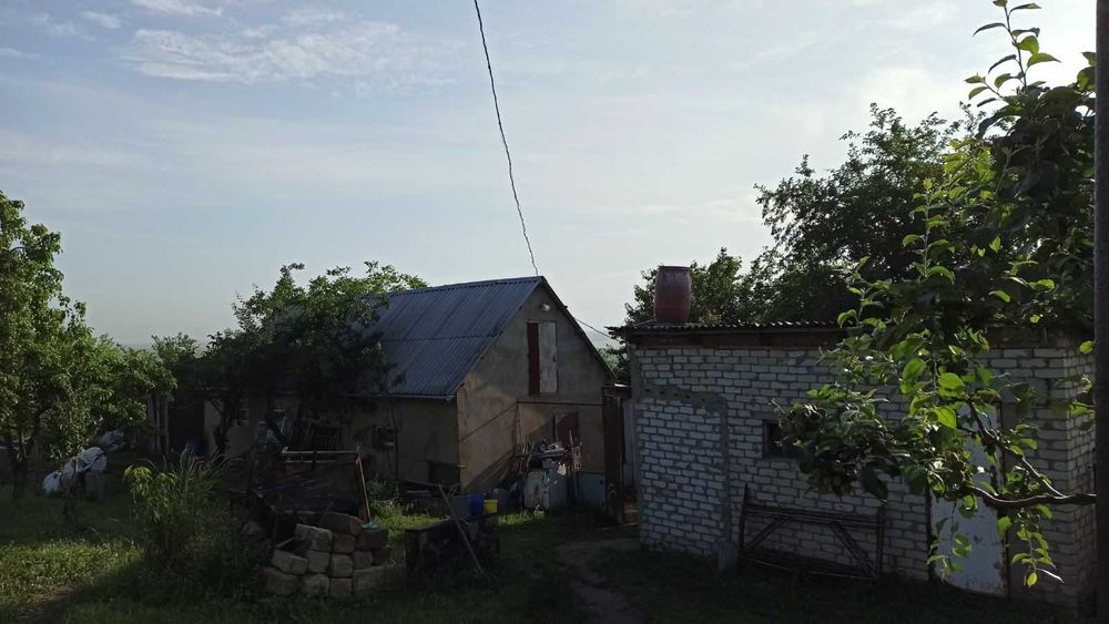 Продам дом 2 этажа 60 соток, гараж, баня,сад, виноградник с.Гребенники